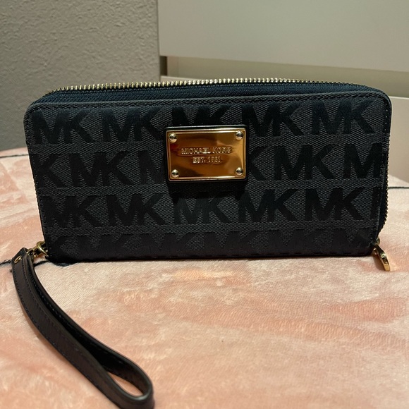 MK Wallet - Picture 1 of 4